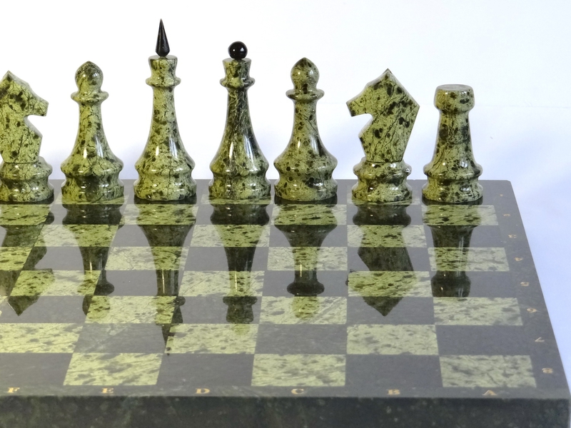 Фигуры из камня Шахматная доска из змеевика