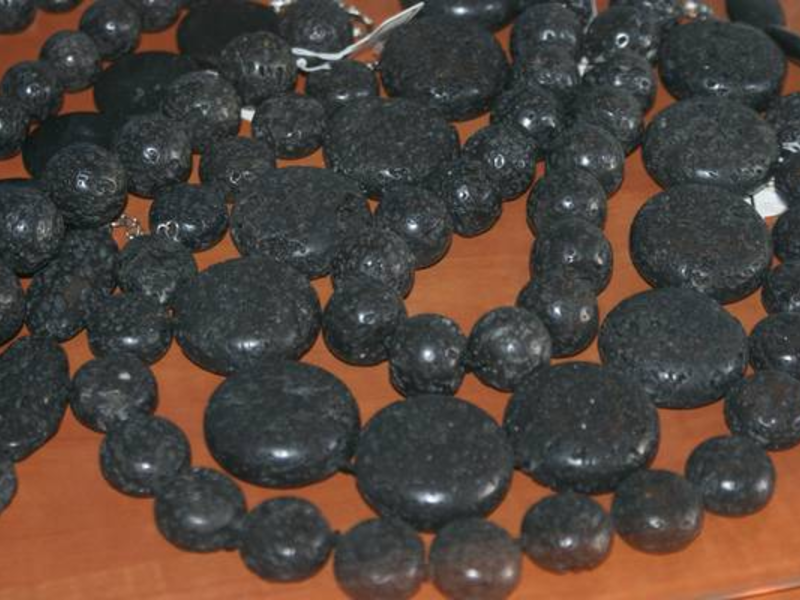 Колье из шунгита Из шунгита делают украшения