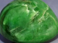 Камень жадеит в ювелирных украшениях и поделках