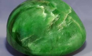 Камень жадеит в ювелирных украшениях и поделках