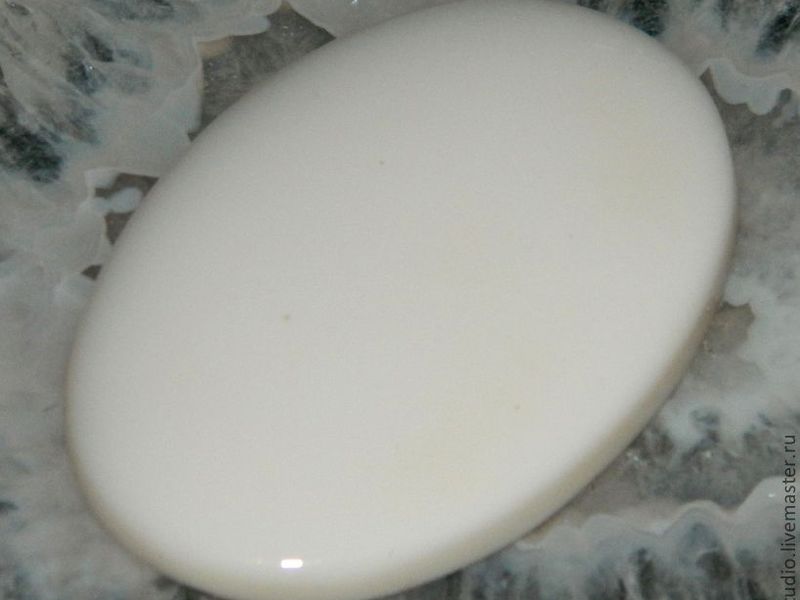 Кабошон овальной формы из кахолонга Кахолонг
