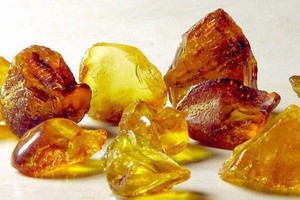 Какими свойствами обладает бурштын